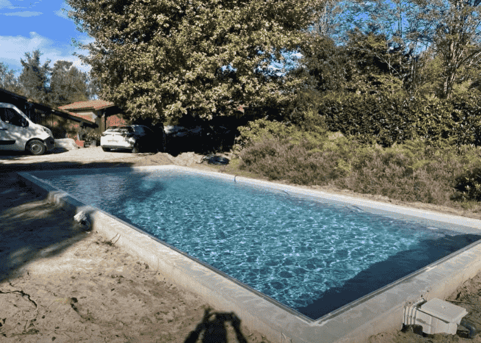 piscine en béton armé en construction sur la cote basque