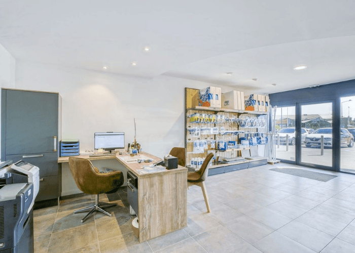 intérieur d'un magasin de piscine