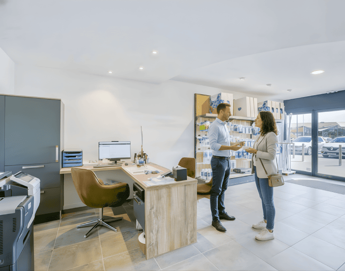 pisciniste en train de conseiller une cliente dans un magasin de piscine à moliets